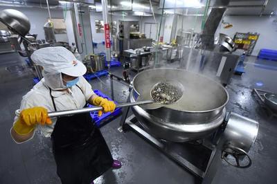 广西柳州:“网红”螺蛳粉工业化助推脱贫攻坚